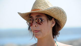 Maslenicki most, Zadar, 010712.
Doris Pincic, zvijezda Larinog izbora, svojim skokom je otvorila sezonu bungee skokova sa Maslenickog mosta. Svake godine sezona skokova se otvara skokovima poznatih osoba i novinara.
Na fotografiji: Doris Pincic.
Foto: Luk