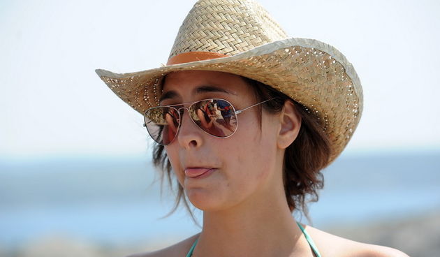 Maslenicki most, Zadar, 010712.
Doris Pincic, zvijezda Larinog izbora, svojim skokom je otvorila sezonu bungee skokova sa Maslenickog mosta. Svake godine sezona skokova se otvara skokovima poznatih osoba i novinara.
Na fotografiji: Doris Pincic.
Foto: Luk