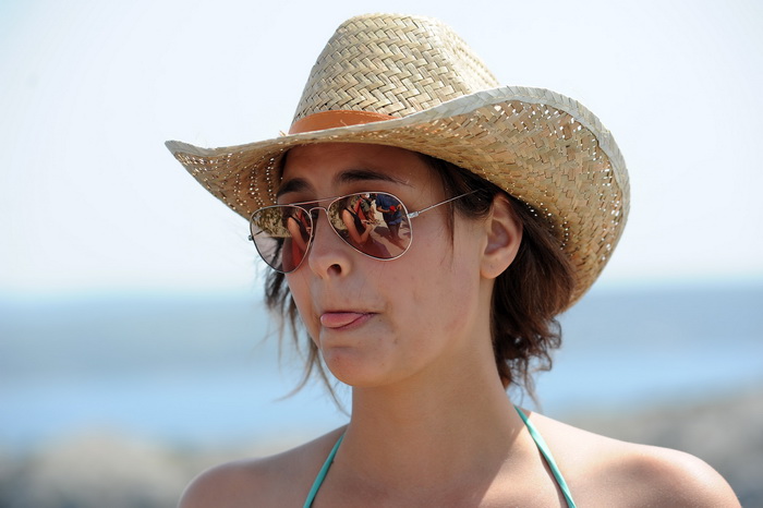 Maslenicki most, Zadar, 010712.
Doris Pincic, zvijezda Larinog izbora, svojim skokom je otvorila sezonu bungee skokova sa Maslenickog mosta. Svake godine sezona skokova se otvara skokovima poznatih osoba i novinara.
Na fotografiji: Doris Pincic.
Foto: Luk