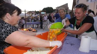 28.07.2013., Benkovac – Benkovacki prisnac je vec odavno puno vise od obicnog jela, autohtona delicija Bukovice i Ravnih kotara, jednostavna, a opet tako dobra. Stoljecima se sprema na ovim prostorima i jedno je od najprepoznatljivijih jela ovoga kraja. 28.07.2013., Benkovac – Benkovacki prisnac je vec odavno puno vise od obicnog jela, autohtona delicija Bukovice i Ravnih kotara, jednostavna, a opet tako dobra. Stoljecima se sprema na ovim prostorima i jedno je od najprepoznatljivijih jela ovoga kraja.
