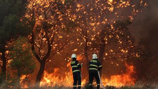 Lozovac: veliki požar zaprijetio kućama, kopnenim snagama pridružila se četiri kanadera Lozovac: veliki požar zaprijetio kućama, kopnenim snagama pridružila se četiri kanadera