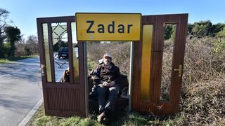 Zadarski performer Enio Mestrovic predstavio projekt “Vrata Zadra” – sjeverni portal. Rijec je o jos jednom performansu, u kojemu se na svoj osebujan nacin Mestrovic osvrnuo na lokalne teme. Photo: Dino Stanin/PIXSELL Zadarski performer Enio Mestrovic predstavio projekt “Vrata Zadra” – sjeverni portal. Rijec je o jos jednom performansu, u kojemu se na svoj osebujan nacin Mestrovic osvrnuo na lokalne teme. Photo: Dino Stanin/PIXSELL