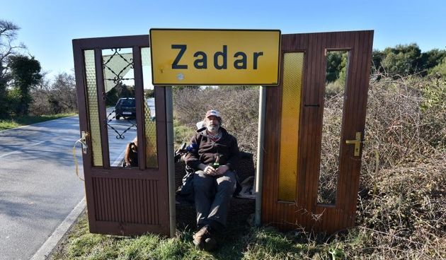 Zadarski performer Enio Mestrovic predstavio projekt “Vrata Zadra” – sjeverni portal. Rijec je o jos jednom performansu, u kojemu se na svoj osebujan nacin Mestrovic osvrnuo na lokalne teme. Photo: Dino Stanin/PIXSELL