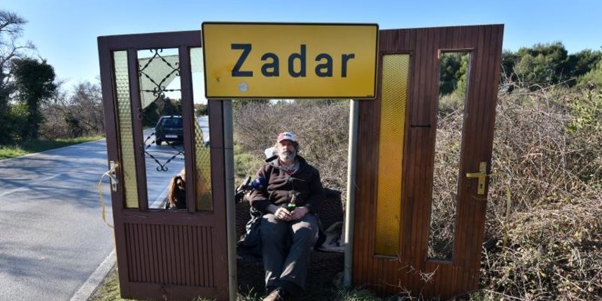 Zadarski performer Enio Mestrovic predstavio projekt “Vrata Zadra” – sjeverni portal. Rijec je o jos jednom performansu, u kojemu se na svoj osebujan nacin Mestrovic osvrnuo na lokalne teme. Photo: Dino Stanin/PIXSELL Zadarski performer Enio Mestrovic predstavio projekt “Vrata Zadra” – sjeverni portal. Rijec je o jos jednom performansu, u kojemu se na svoj osebujan nacin Mestrovic osvrnuo na lokalne teme. Photo: Dino Stanin/PIXSELL