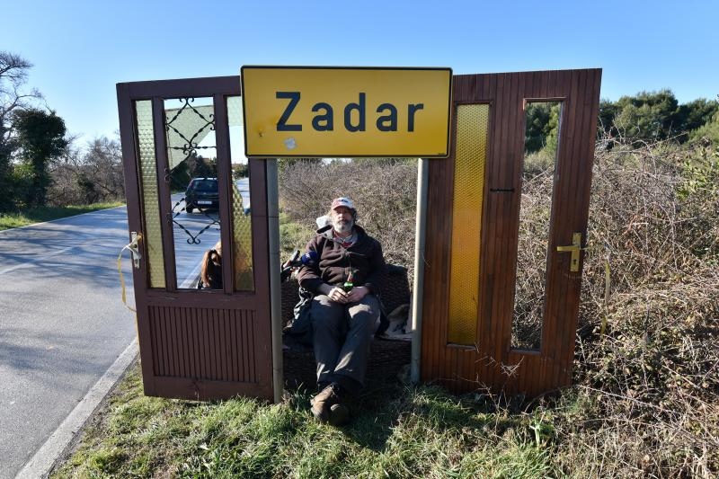 Zadarski performer Enio Mestrovic predstavio projekt “Vrata Zadra” – sjeverni portal. Rijec je o jos jednom performansu, u kojemu se na svoj osebujan nacin Mestrovic osvrnuo na lokalne teme. Photo: Dino Stanin/PIXSELL Zadarski performer Enio Mestrovic predstavio projekt “Vrata Zadra” – sjeverni portal. Rijec je o jos jednom performansu, u kojemu se na svoj osebujan nacin Mestrovic osvrnuo na lokalne teme. Photo: Dino Stanin/PIXSELL