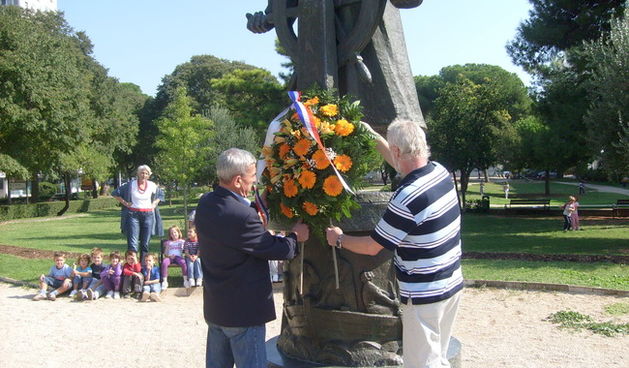 Marko Miočić, Ivica Jambrek, polaganje vijenca povodom Dana pomoraca (Foto: I. Pejković)