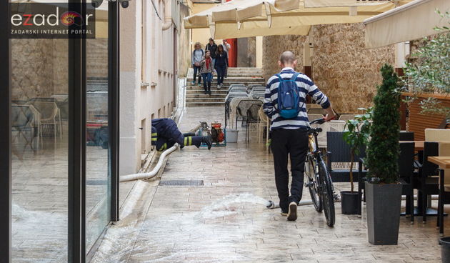 Đir gradom nakon poplave kataklizmičkih razmjera 11. rujna 2017. Ispumpavanje podruma.