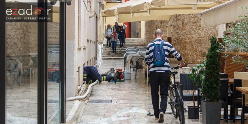 Đir gradom nakon poplave kataklizmičkih razmjera 11. rujna 2017. Ispumpavanje podruma.