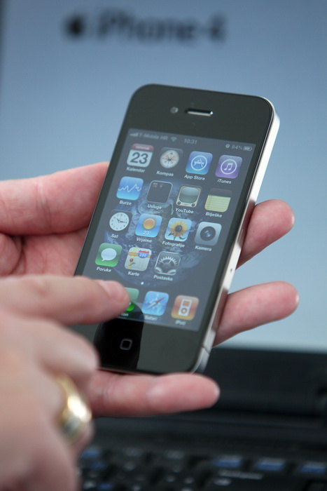 Zagreb, 230910.
T-mobile, Savska cesta.
Na na konferenciji za novinare predstavljen je IT novinarima iPhone 4, nasljednik populanog iPhone-a 3 GS.
Hrvatski telekom od petka ujutro i sluzbeno pocinje prodavati iPhone 4 u Hrvatskoj. Pametni telefon koji je