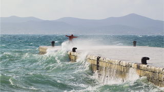 Spektakularna igra valova na zadarskoj rivi 5. studenog 2014.  Foto: Marin Pitton