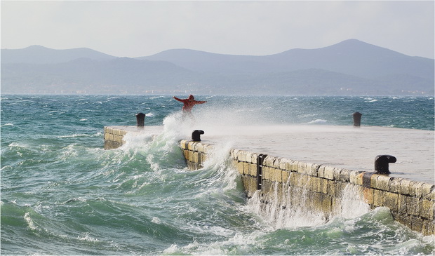 Spektakularna igra valova na zadarskoj rivi 5. studenog 2014.  Foto: Marin Pitton