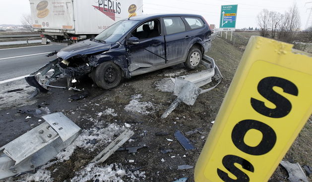 Zagreb, 250110.
Visestruka prometna nesreca na autocesti A4 Varazdin – Zagreb na 86. km. Vozac bijelog passata usao je na auto-cestu u krivom smjeru i izazvao 2 izlijetanja s ceste prije nego se direktno sudario s kombijem marke Renault Traffic.
Na slici