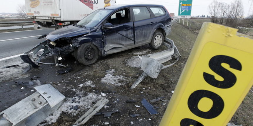 Zagreb, 250110.
Visestruka prometna nesreca na autocesti A4 Varazdin – Zagreb na 86. km. Vozac bijelog passata usao je na auto-cestu u krivom smjeru i izazvao 2 izlijetanja s ceste prije nego se direktno sudario s kombijem marke Renault Traffic.
Na slici