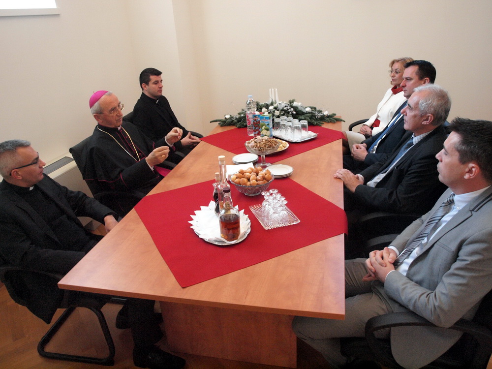 Nadbiskup Puljić primio Kalmetu i Zrilića sa suradnicima Nadbiskup Puljić primio Kalmetu i Zrilića sa suradnicima