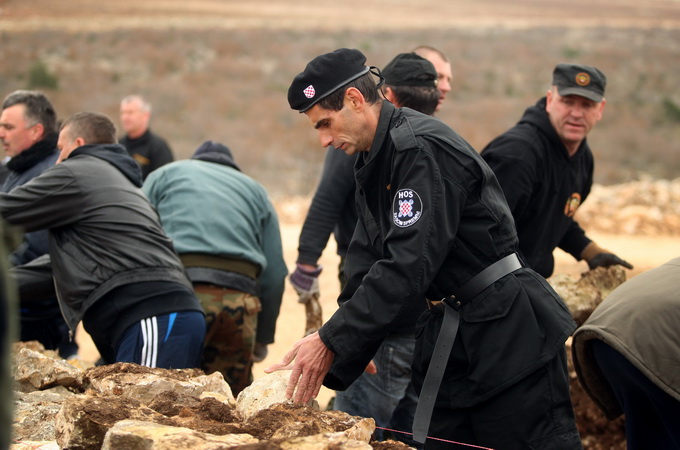 Skabrnja, 230313.
Na Razovljevoj glavici u Skabrnji, uz put koji ce prolaziti uokolo buducega Memorijalnog centra, jutros je izgradjen kriz u suhozidu. U gradnji kriza dimenzija 24 puta 15 metara, visine 80 centimetara te sirine jednog metra sudjelovalo j Skabrnja, 230313.
Na Razovljevoj glavici u Skabrnji, uz put koji ce prolaziti uokolo buducega Memorijalnog centra, jutros je izgradjen kriz u suhozidu. U gradnji kriza dimenzija 24 puta 15 metara, visine 80 centimetara te sirine jednog metra sudjelovalo j