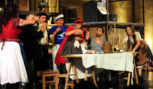 Zadar, 31.7.2012. snimio: Nenad Marčev prema Vlahu Stulliju STOŠE OD FOŠE iliti KATE KAPURALICA Glavni meštar: Dražen Ferenčina GlumeŠIME: Mirko ŠATALIĆSTOŠA: Jasna ANČIĆPERKA: Žana BUMBERPAVICA: Paola SLAVICAPINO: Silvio MUMELAŠGR