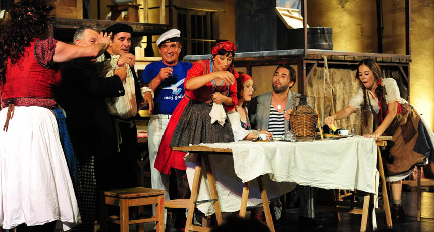 Zadar, 31.7.2012. snimio: Nenad Marčev prema Vlahu Stulliju STOŠE OD FOŠE iliti KATE KAPURALICA Glavni meštar: Dražen Ferenčina GlumeŠIME: Mirko ŠATALIĆSTOŠA: Jasna ANČIĆPERKA: Žana BUMBERPAVICA: Paola SLAVICAPINO: Silvio MUMELAŠGR