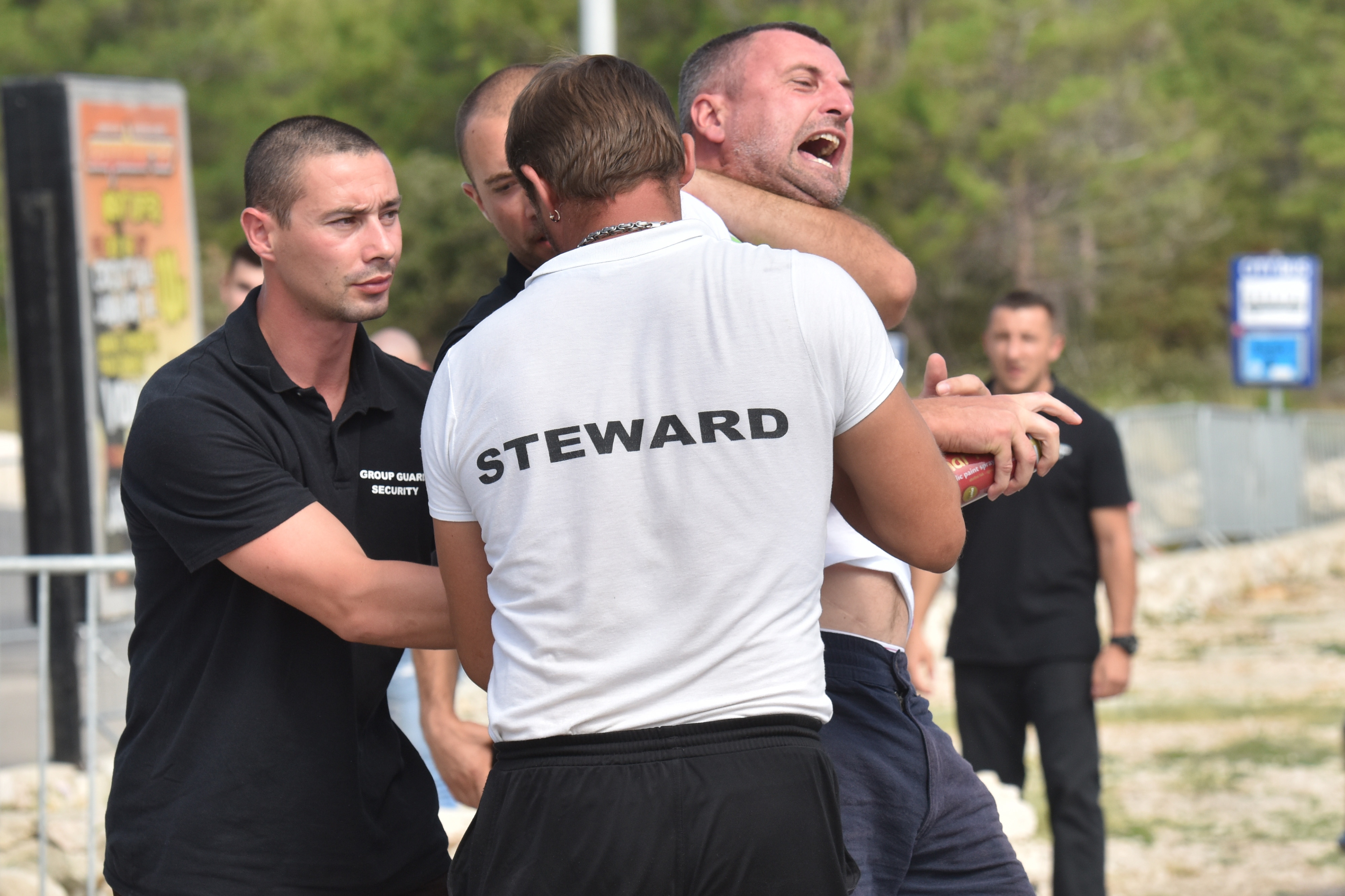 Okršaj kod Zrća: redari opet otjerali udrugu bivših ovisnika