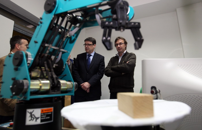 Zadar, 250313.
Ministar znanosti, obrazovanja i sporta Zeljko Jovanovic sa suradnicima boravi u radnom posjetu Zadru. Obisao je Strukovnu skolu Vice Vlatkovica, jednu od najopremljenijih i najinovativnijih strukovnih skola u Hrvatskoj, a domacin mu je bio