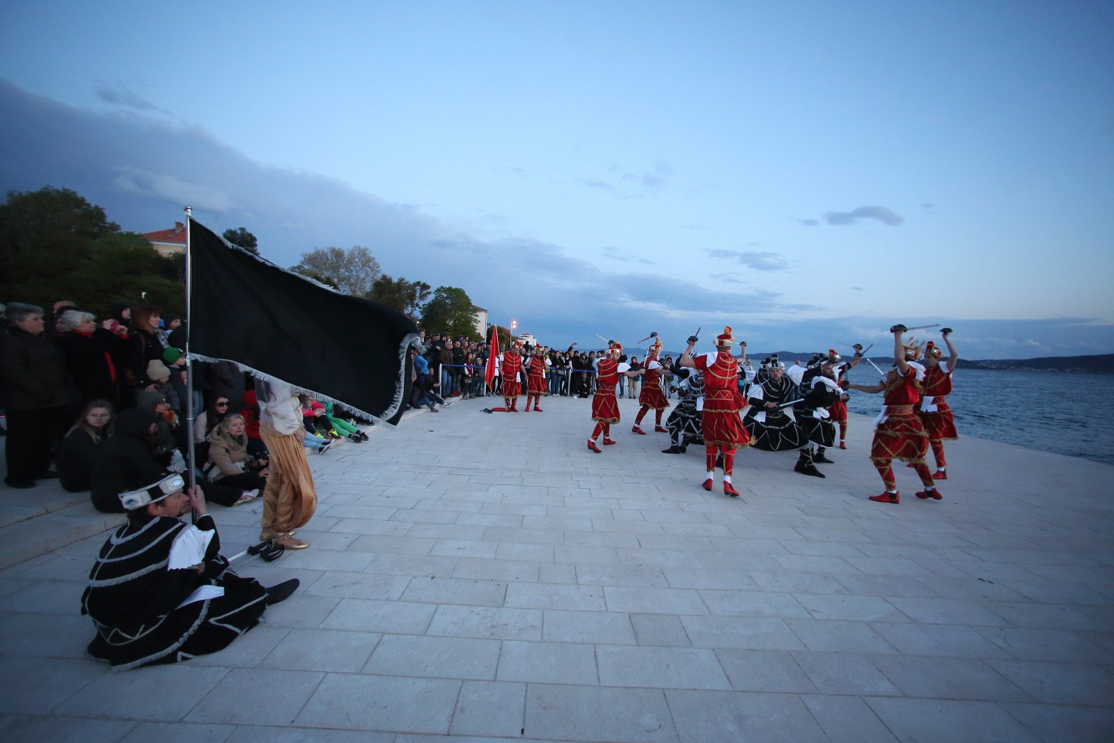 HGD Sv. Cecilija izvelo korčulanski viteški ples “Moreška” na Pozdravu suncu