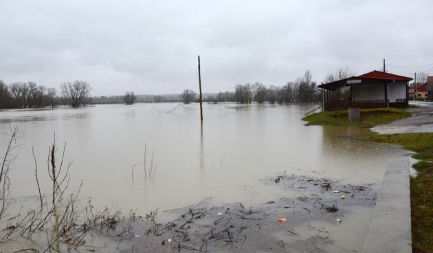 12.02.2014., Sisak, Odra, Letovanic, Zazina – Vodostaj rijeke Kupe u porastu je i tek se ocekuje val iz Karlovca. I dok u Sisku stanovnici ne brinu zbog visokog vodostaja, Kupa je ugrozila kuce u Letovanicu i Zazini, a probleme mjestana prigradskih nase