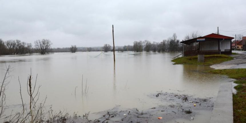 12.02.2014., Sisak, Odra, Letovanic, Zazina – Vodostaj rijeke Kupe u porastu je i tek se ocekuje val iz Karlovca. I dok u Sisku stanovnici ne brinu zbog visokog vodostaja, Kupa je ugrozila kuce u Letovanicu i Zazini, a probleme mjestana prigradskih nase