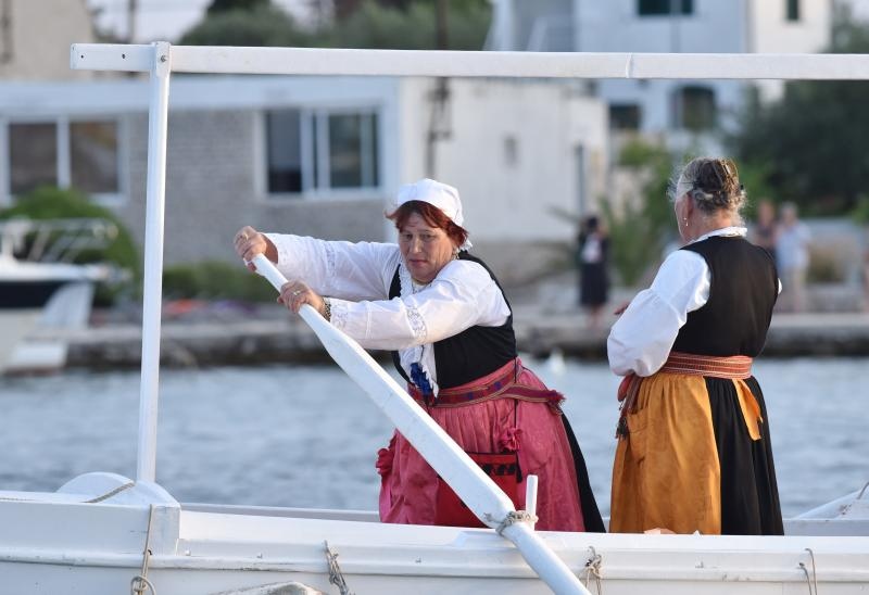 Krapanj: Održana tradicionalna ženska regata gajeta na vesla. Photo: Hrvoje Jelavić/PIXSELL Krapanj: Održana tradicionalna ženska regata gajeta na vesla. Photo: Hrvoje Jelavić/PIXSELL