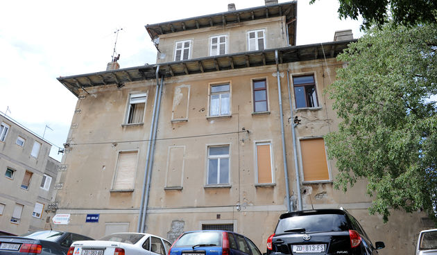 Zgrada u ulici Oko Vrulja u kojoj se nalazi gradski stan zbog kojeg su se u utorak navecer sukobili 32-godisnjak i 48-godisnjak. Sukob je izbio nakon sto je 32-godisnjak prethodno na ulaznim vratima zamijenio bravu s namjerom da se s obitelji useli u stan