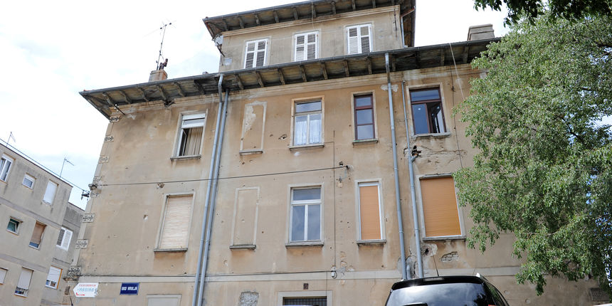 Zgrada u ulici Oko Vrulja u kojoj se nalazi gradski stan zbog kojeg su se u utorak navecer sukobili 32-godisnjak i 48-godisnjak. Sukob je izbio nakon sto je 32-godisnjak prethodno na ulaznim vratima zamijenio bravu s namjerom da se s obitelji useli u stan Zgrada u ulici Oko Vrulja u kojoj se nalazi gradski stan zbog kojeg su se u utorak navecer sukobili 32-godisnjak i 48-godisnjak. Sukob je izbio nakon sto je 32-godisnjak prethodno na ulaznim vratima zamijenio bravu s namjerom da se s obitelji useli u stan