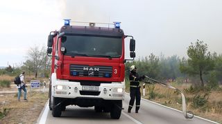 Lozovac: veliki požar zaprijetio kućama, kopnenim snagama pridružila se četiri kanadera Lozovac: veliki požar zaprijetio kućama, kopnenim snagama pridružila se četiri kanadera