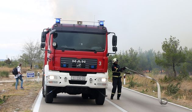 Lozovac: veliki požar zaprijetio kućama, kopnenim snagama pridružila se četiri kanadera