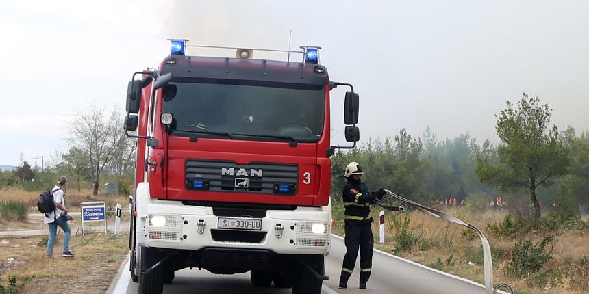 Lozovac: veliki požar zaprijetio kućama, kopnenim snagama pridružila se četiri kanadera Lozovac: veliki požar zaprijetio kućama, kopnenim snagama pridružila se četiri kanadera