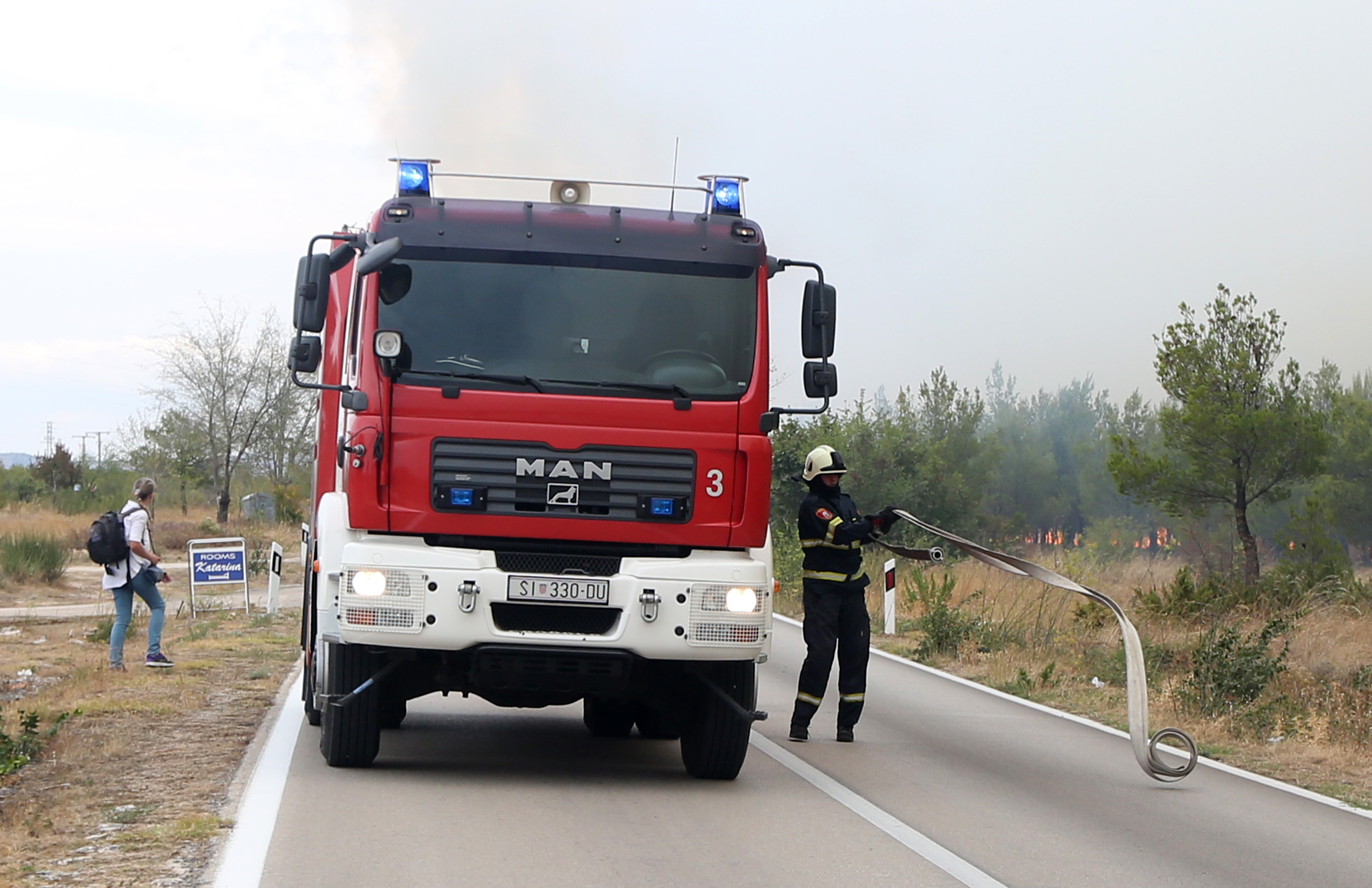 Lozovac: veliki požar zaprijetio kućama, kopnenim snagama pridružila se četiri kanadera Lozovac: veliki požar zaprijetio kućama, kopnenim snagama pridružila se četiri kanadera