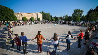Glazbeno scenski nastup “Iskra ljubavi za mir” i grupna meditacija na Forumu