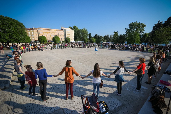 Glazbeno scenski nastup “Iskra ljubavi za mir” i grupna meditacija na Forumu