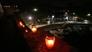 U znak sjećanja na stradanje Škabrnje i Vukovara učenici zadarske Pomorske škole zapalili su lampione na kruni Kopnenih vrata te na djelu bedema iznad lučice Foše.  Photo: Filip Brala/PIXSELL