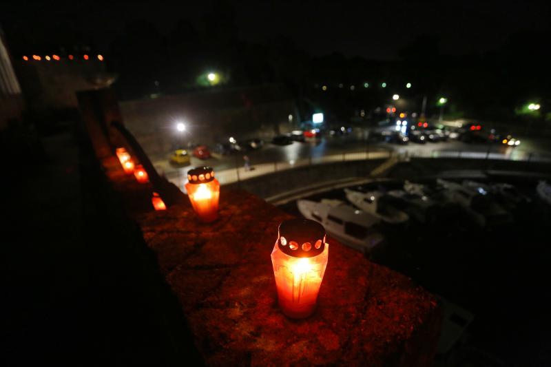 U znak sjećanja na stradanje Škabrnje i Vukovara učenici zadarske Pomorske škole zapalili su lampione na kruni Kopnenih vrata te na djelu bedema iznad lučice Foše.  Photo: Filip Brala/PIXSELL