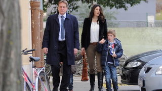 Zadar, 041211.
Parlamentarni izbori 2011.
Biracko mjesto u zadarskim Arbanasima.
Ministar Bozidar Kalmeta dosao je jutros glasovati u drustvu supruge Dolores i djece.
Na fotografiji: Obitelj Kalmeta na povratku s glasovanja.
Foto: Luka Gerlanc / CROPIX