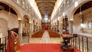 Katedrala sv. Stosije. Danasnja katedrala je trobrodna romanicka gradjevina, ujedno i najveca crkva u Dalmaciji. Unutrasnjost katedrale je monumentalna. Photo: Dino Stanin/PIXSELL