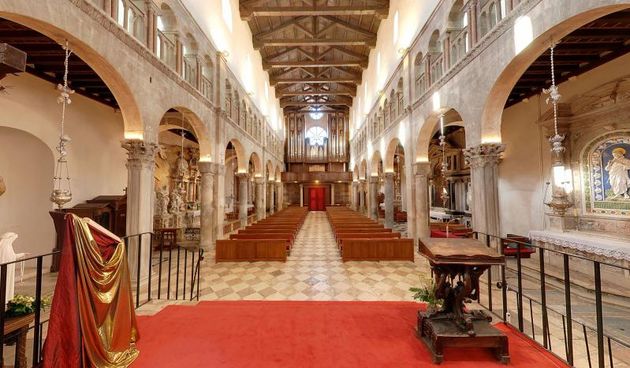 Katedrala sv. Stosije. Danasnja katedrala je trobrodna romanicka gradjevina, ujedno i najveca crkva u Dalmaciji. Unutrasnjost katedrale je monumentalna. Photo: Dino Stanin/PIXSELL