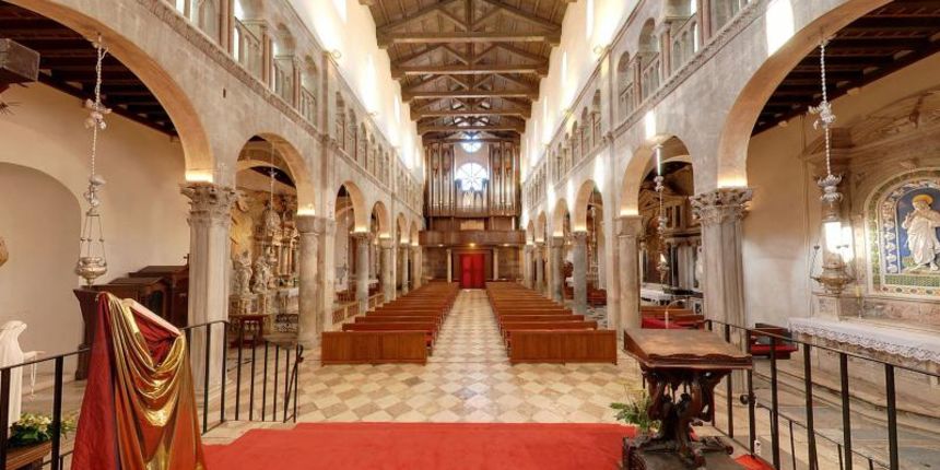 Katedrala sv. Stosije. Danasnja katedrala je trobrodna romanicka gradjevina, ujedno i najveca crkva u Dalmaciji. Unutrasnjost katedrale je monumentalna. Photo: Dino Stanin/PIXSELL
