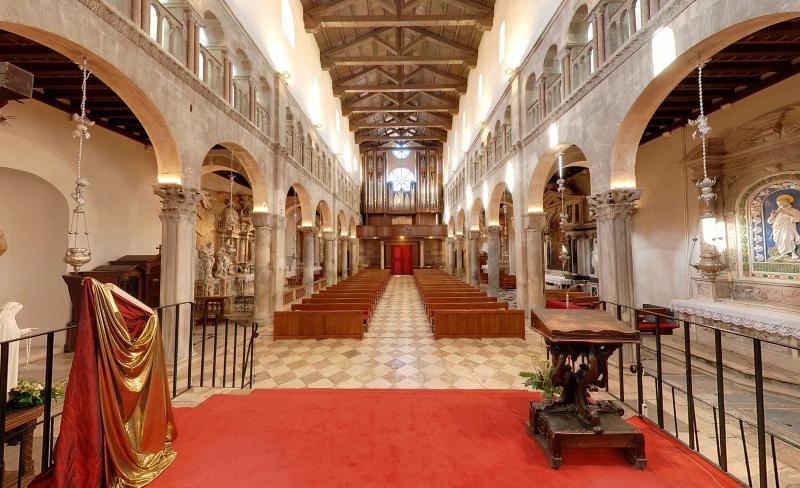 Katedrala sv. Stosije. Danasnja katedrala je trobrodna romanicka gradjevina, ujedno i najveca crkva u Dalmaciji. Unutrasnjost katedrale je monumentalna. Photo: Dino Stanin/PIXSELL