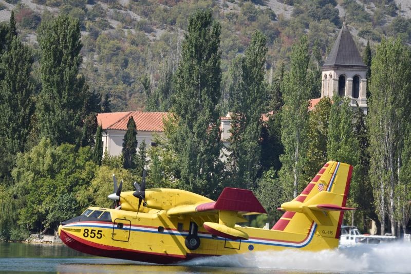 Piloti kanadera oduševljavali spektakularnim uzimanjem vode iz Visovačkog jezera Piloti kanadera oduševljavali spektakularnim uzimanjem vode iz Visovačkog jezera