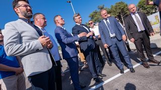 Predsjednik Vlade Andrej Plenković obišao je lokaciju izgradnje buduće osnovne škole i dječjeg vrtića Predsjednik Vlade Andrej Plenković obišao je lokaciju izgradnje buduće osnovne škole i dječjeg vrtića