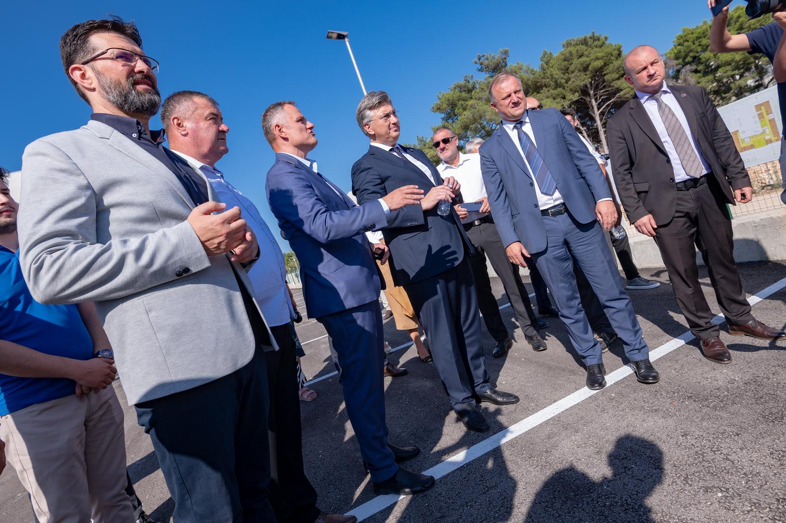 Predsjednik Vlade Andrej Plenković obišao je lokaciju izgradnje buduće osnovne škole i dječjeg vrtića Predsjednik Vlade Andrej Plenković obišao je lokaciju izgradnje buduće osnovne škole i dječjeg vrtića