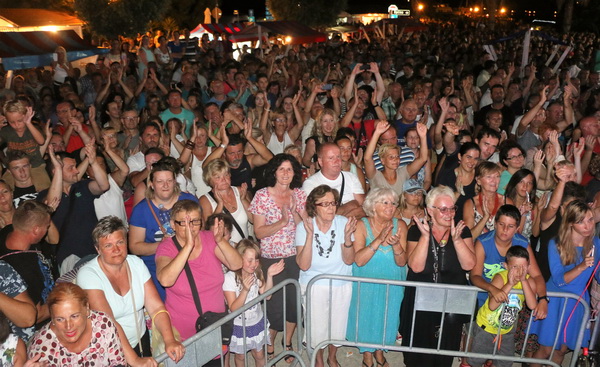 Virsko ljeto 2016: Tomislav Bralić i klapa Intrade oduševili 12 tisuća obožavatelja na virskoj rivi Virsko ljeto 2016: Tomislav Bralić i klapa Intrade oduševili 12 tisuća obožavatelja na virskoj rivi