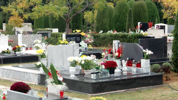 Usprkos jakom jugu gradsko groblje u Zadru danas je zasjalo toplim bojama cvijeca i svijeca kojima su gradjani ukrasili posljednja pocivalista svojih najdrazih, Foto: Mladen Malik Usprkos jakom jugu gradsko groblje u Zadru danas je zasjalo toplim bojama cvijeca i svijeca kojima su gradjani ukrasili posljednja pocivalista svojih najdrazih, Foto: Mladen Malik