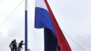 Dubrovnik, 061211.
Svecani mimohod i postrojavanje branitelja grada Dubrovnika iz 1991. godine na Stradunu u sklopu proslave dana Branitelja pred predjsjednikom RH Ivom Josipovicem.
Na slici: podizanje 25 metarskog Hrvatskog barjaka.
Foto: Tonci Plazibat Dubrovnik, 061211.
Svecani mimohod i postrojavanje branitelja grada Dubrovnika iz 1991. godine na Stradunu u sklopu proslave dana Branitelja pred predjsjednikom RH Ivom Josipovicem.
Na slici: podizanje 25 metarskog Hrvatskog barjaka.
Foto: Tonci Plazibat