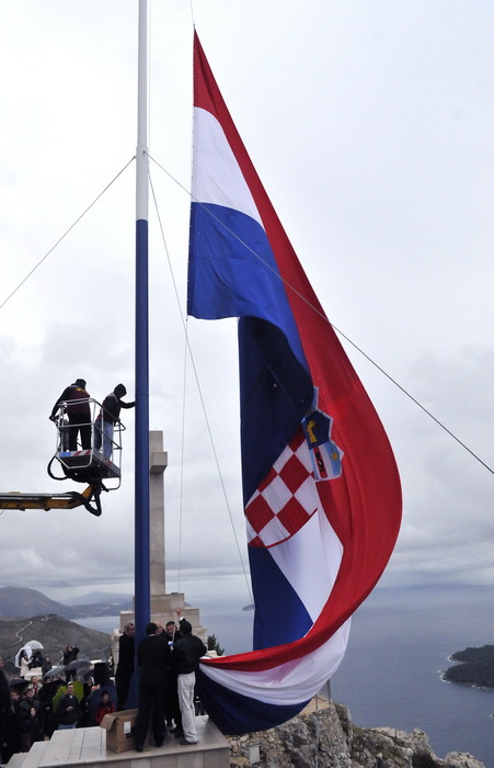 Dubrovnik, 061211.
Svecani mimohod i postrojavanje branitelja grada Dubrovnika iz 1991. godine na Stradunu u sklopu proslave dana Branitelja pred predjsjednikom RH Ivom Josipovicem.
Na slici: podizanje 25 metarskog Hrvatskog barjaka.
Foto: Tonci Plazibat Dubrovnik, 061211.
Svecani mimohod i postrojavanje branitelja grada Dubrovnika iz 1991. godine na Stradunu u sklopu proslave dana Branitelja pred predjsjednikom RH Ivom Josipovicem.
Na slici: podizanje 25 metarskog Hrvatskog barjaka.
Foto: Tonci Plazibat