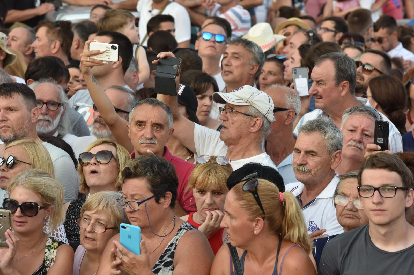 Split dostojanstveno na posljednju plovidbu ispratio legendu Olivera Dragojevića